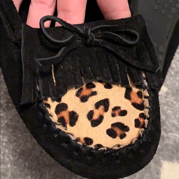 NWOB Lindsay Casual blk leopard Minnetonka Moc Sz7 - Picture 3 of 5
